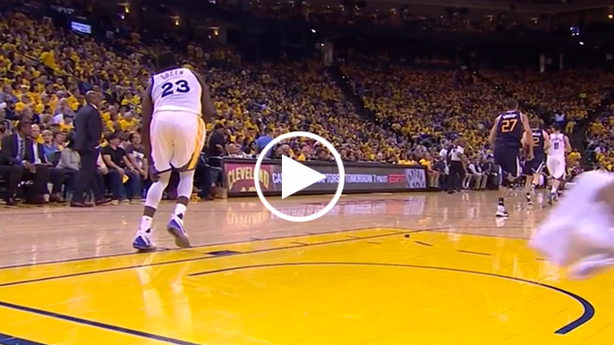 Draymond Green momentarily leaves game after scary fall