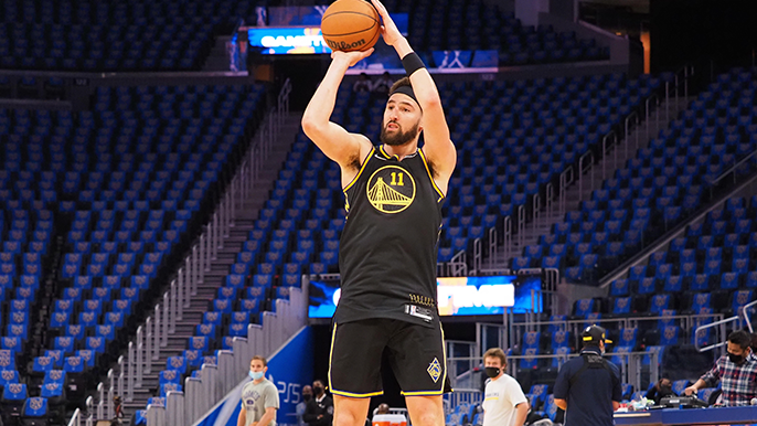Another sign Klay Thompson is nearly back: He's on the road with Warriors