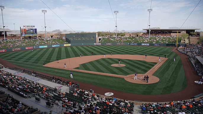 Giants' bats bust out for 8-5 win to take first game from D-backs