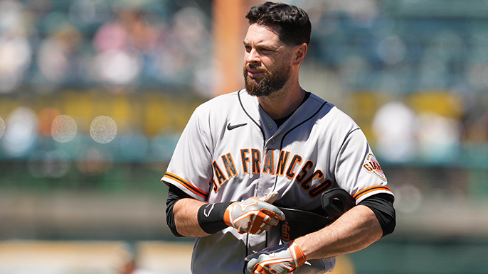 SF Giants' Brandon Belt makes fun entrance to Oracle Park